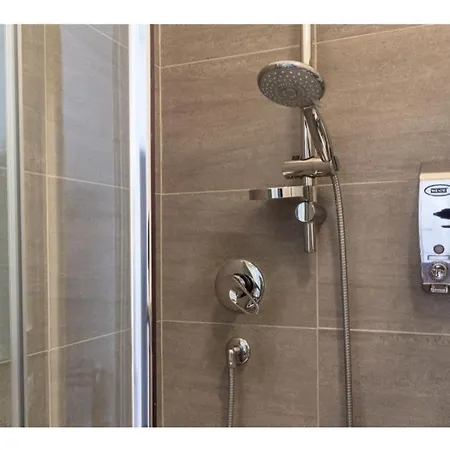 ゲストハウス Infinity Castle ローマ